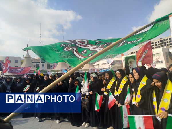 حضور پرشور دانش‌آموزان دبیرستان مهدی خدابنده در راهپیمایی ۱۳ آبان