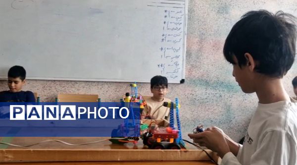 مسابقه ربات‌های ساخته شده توسط هنرجویان کلاس رباتیک کانون فرهنگی تربیتی رضوان