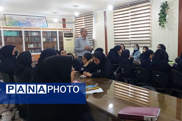 کارگاه آموزشی پیشگیری از آسیب‌های اجتماعی در دبیرستان دستغیب ناحیه 3 شیراز