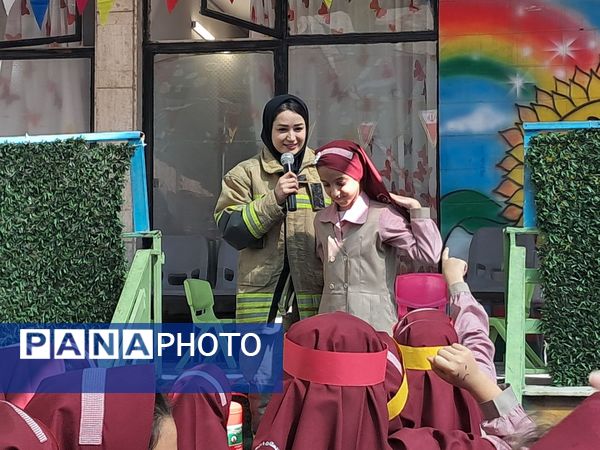حضور آتش‌نشان البرزی در دبستان ارمغان هستی ناحیه 3 کرج به‌مناسبت روز آتش‌نشان و ایمنی 