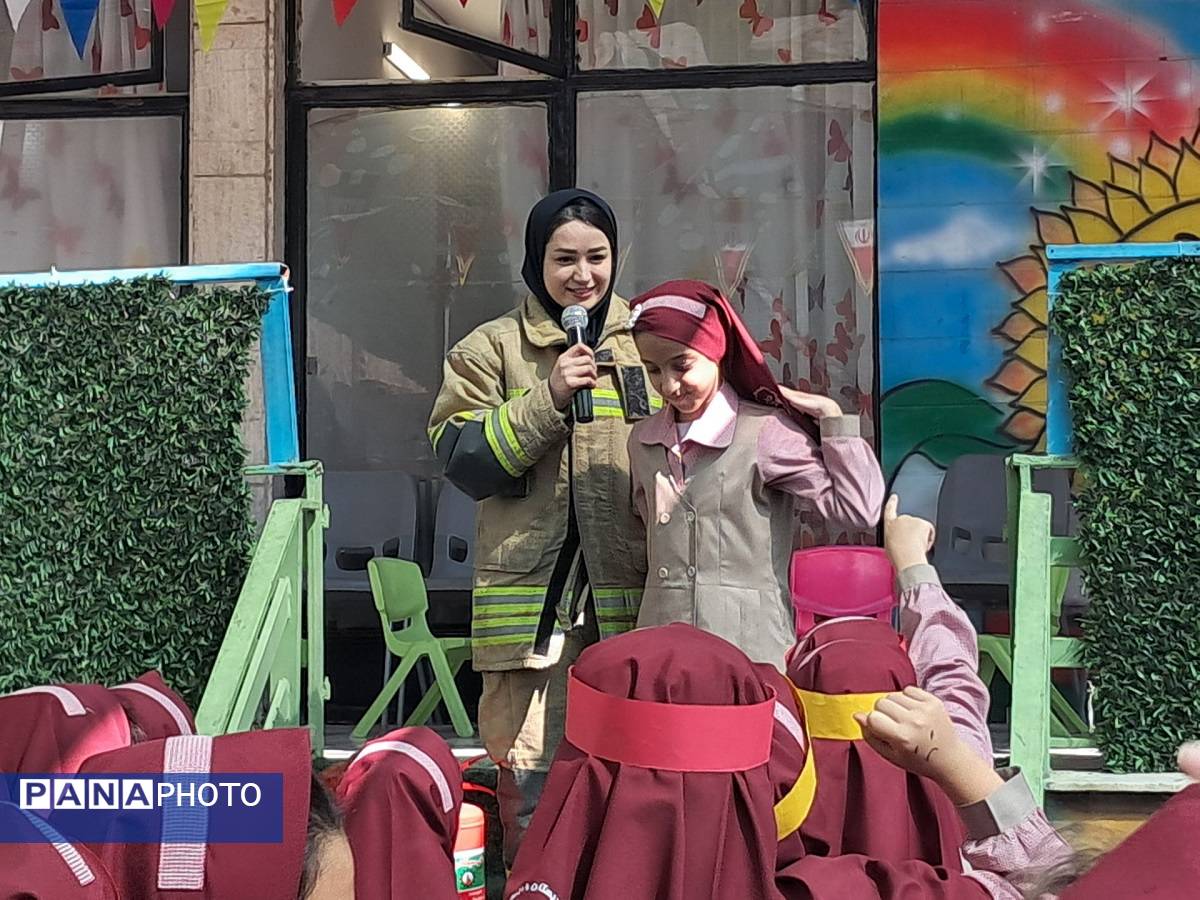 حضور آتشنشان البرزی در دبستان ارمغان هستی ناحیه 3 کرج بهمناسبت روز آتشنشان و ایمنی