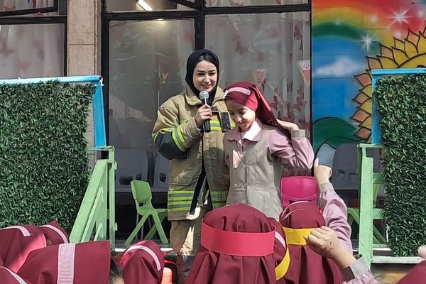 حضور آتش‌نشان البرزی در دبستان ارمغان هستی ناحیه 3 کرج به‌مناسبت روز آتش‌نشان و ایمنی 