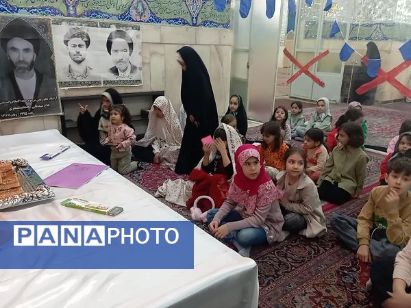 اجرای برنامه هایی زیبا و شاد برای کودکان در شهرستان کاشمر 