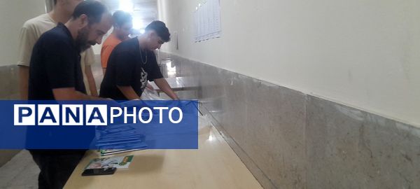 توزیع کتاب درسی دانش‌آموزان دبیرستان شهدای انقلاب اسلامی ناحیه 3 کرج