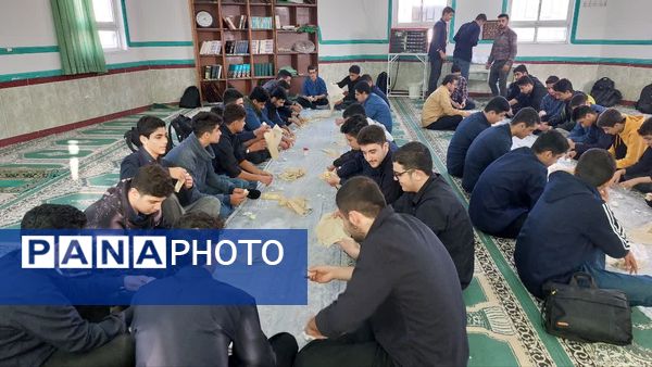 برگزاری نماز جماعت و زیارت عاشورا در دبیرستان شاهد