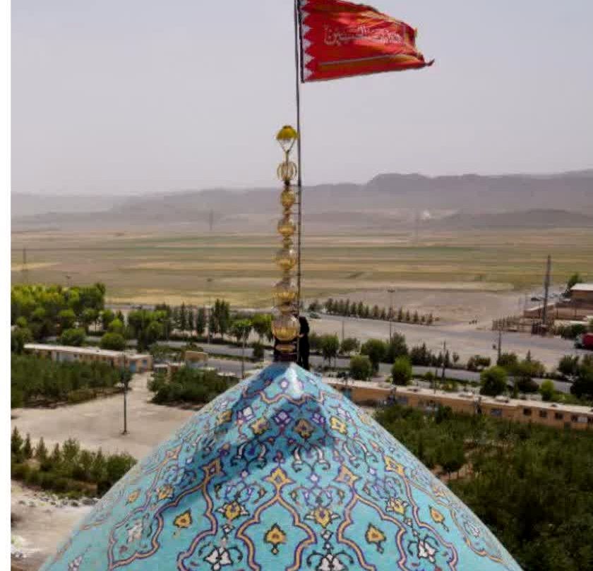 اهتزاز پرچم سرخ انتقام برفراز گنبد فیروزه ای مسجد جمکران