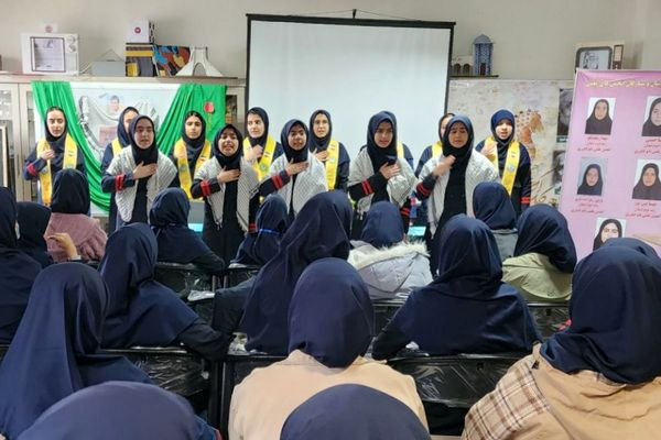 اجرای طرح «لاله‌های روشن» در دبیرستان هیات امنایی فرزانگان با هدف ترویج فرهنگ ایثار