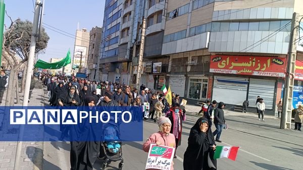مردم غیور ملارد با حضور پرشور خود در راهپیمایی ۲۲ بهمن، ثابت کردند که همچنان پای انقلاب اسلامی ایستاده‌اند.