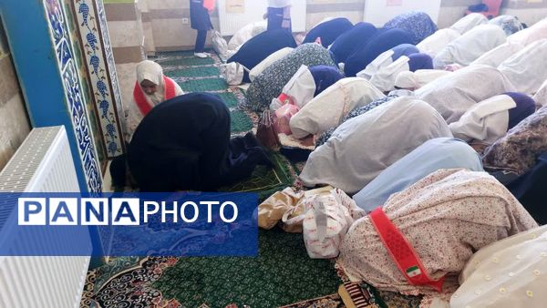 نماز مادر و دختری به مناسبت روز دانش‌آموز در دبستان دخترانه اندیشه