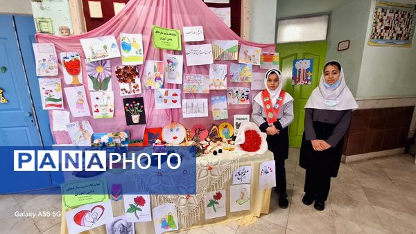  بازارچه آثار دانش آموزان پایه ششم مدرسه فاطمه الزهرا(س) به مناسبت هفته «ماها»