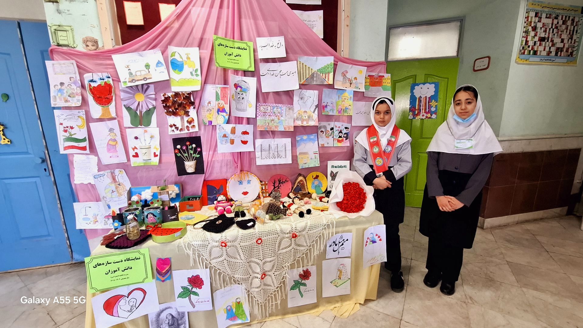  بازارچه آثار دانش آموزان پایه ششم مدرسه فاطمه الزهرا(س) به مناسبت هفته «ماها»