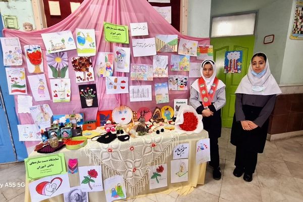  بازارچه آثار دانش آموزان پایه ششم مدرسه فاطمه الزهرا(س) به مناسبت هفته «ماها»