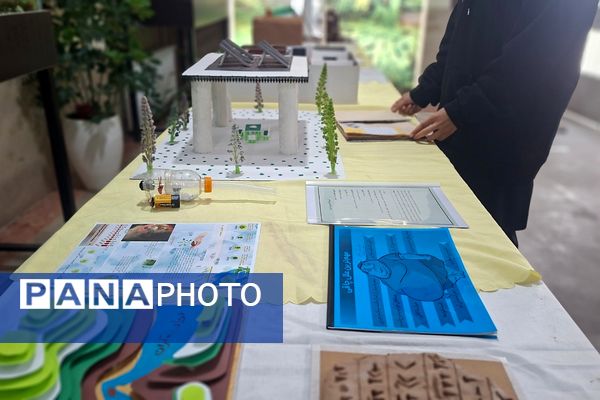 نمایشگاه دست‌سازه‌های دانش‌آموزی مدرسه نمونه دولتی ارشاد قرچک