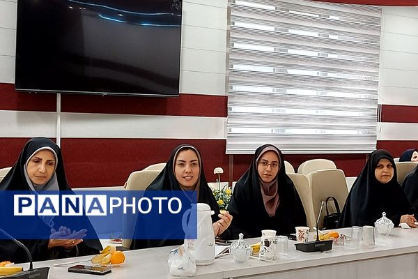 تقدیر از بانوان شاغل در اداره آموزش و پرورش کهریزک 