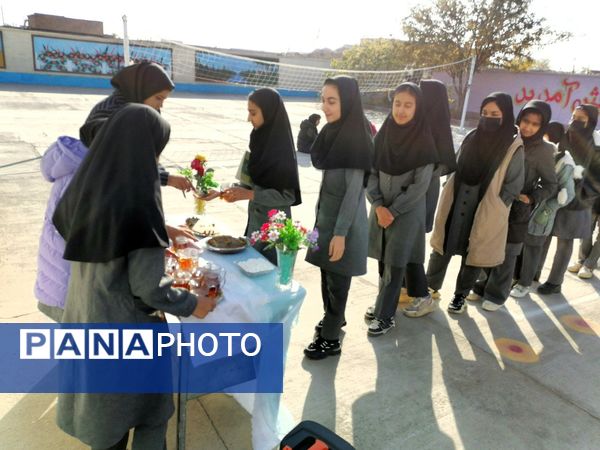 برپایی ایستگاه صلواتی در دبیرستان حاج مهدی روحانی شهرستان خلیل آباد 