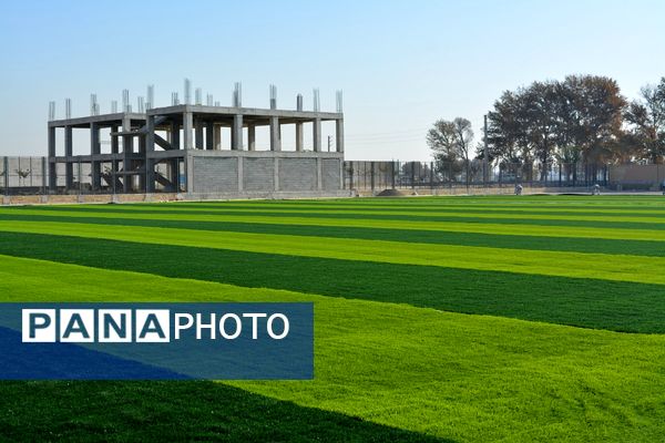 بازدید مدیران‌کل آموزش و پرورش و سازمان نوسازی مدارس استان تهران از زمین چمن روستای اورین