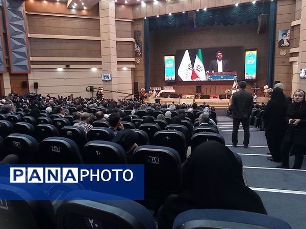 معلم قلب تپنده پایتخت دانایی
