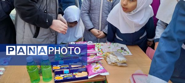 برپایی بازارچه فروش به‌مناسبت دهه فجر در مدرسه ربابه هاشمیان یزدی