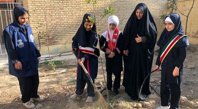 کاشت نهال در هفته پدافند غیرعامل در مدرسه هدی 1 