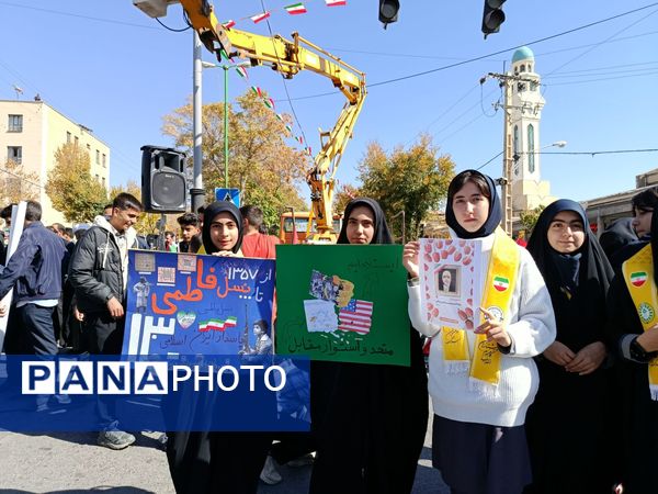 مشت هایی از نماد استواری و شجاعت 