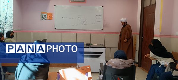 یک روز بدون کیف همراه با آموزش خود مراقبتی در دبیرستان شریعت 