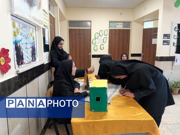انتخابات شورای دانش آموزی در دبیرستان مادرمهربان خلیل آباد