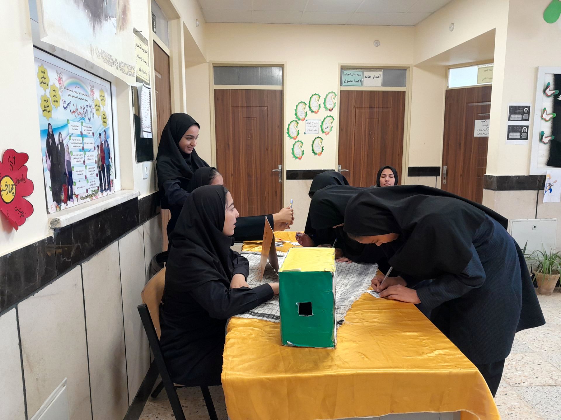 انتخابات شورای دانش آموزی در دبیرستان مادرمهربان خلیل آباد