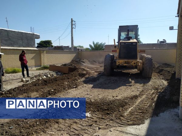بهسازی کف مدارس خاکی رودان با همت خیرین و گروه‌های جهادی