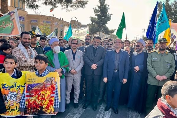 آبان بیداری؛ گام های استوار نسل جوان در مسیر عزت و استقلال