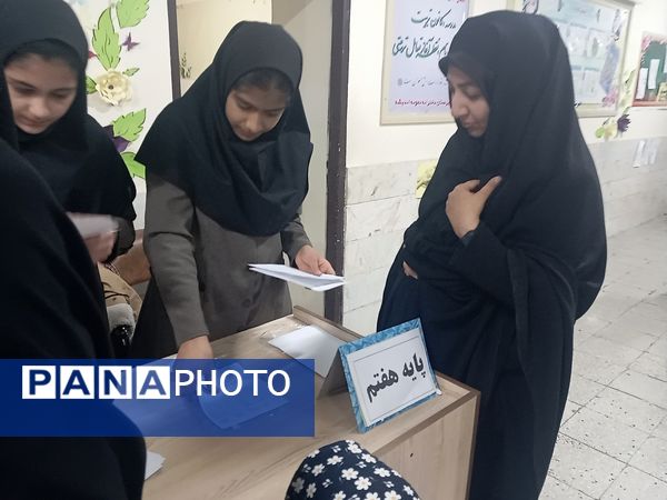 تحویل کارنامه در دبیرستان نمونه اندیشه