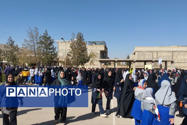 حضور دانش آموزان دبیرستان طالقانی داریون در تجمع ۱۳ آبان