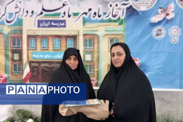 برگزاری یادواره شهدا به مناسبت هفته دفاع مقدس در دبیرستان حضرت زینب(س) ناحیه یک شهرری