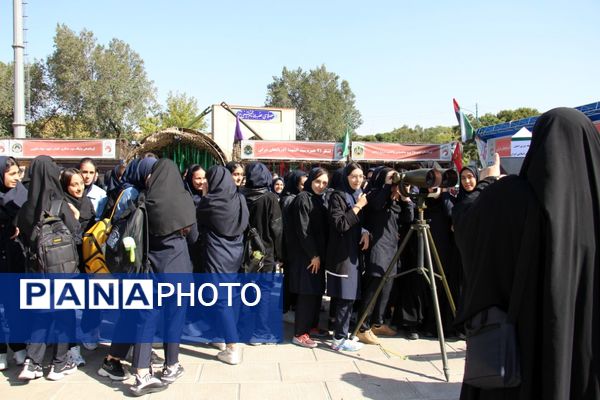 نمایشگاه هفته دفاع مقدس لاله‌های روشن در تبریز 