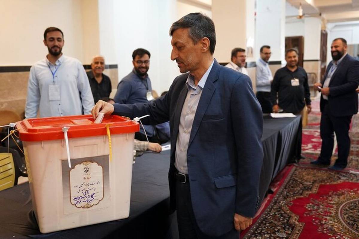 رئیس ستاد اجرایی فرمان امام (ره) رای خود را به صندوق انداخت