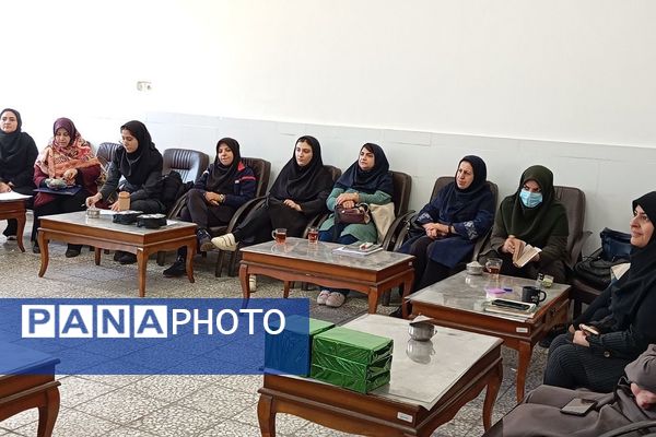 نشست کتابخوان مدرسه‌ای در دبیرستان دخترانه جوادالائمه بهارستان‌دو