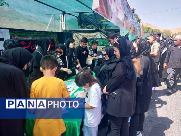 خدمت‌رسانی پیشتازان و خبرنگاران دانش‌آموزی در موکب عشاق‌الحسین گاوازنگ