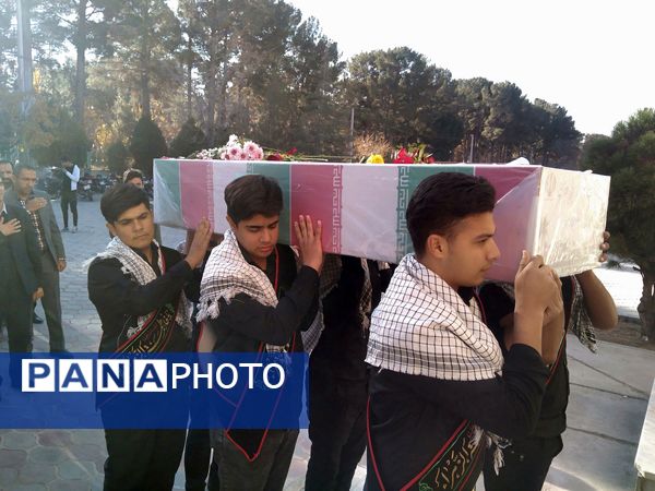 مراسم وداع با شهید گمنام در هنرستان کشاورزی شهید مطهری در شهرستان خلیل‌آباد