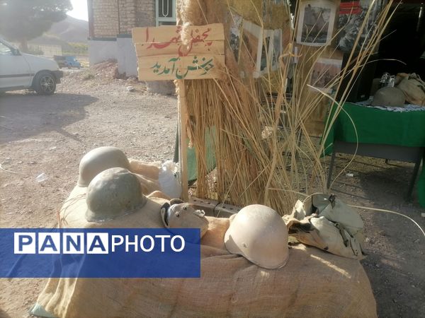 نمایشگاه شهدایی وروایتگری راوی دفاع مقدس در گلزار شهدای شهر بار نیشابور 