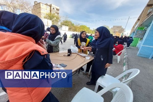 برپایی بازارچه‌ دانش‌آموزی در دبیرستان هوشنگی