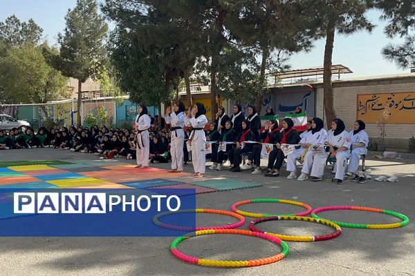 از حرکات رزمی دانش‌آموزان تا طناب‌کشی معلمان، المپیاد ورزشی مدرسه حکمت بهارستان‌دو