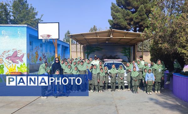 حضور سرهنگ اسماعیل اکبری رئیس کلانتری ۱۳ نیشابور در جمع دانش‌آموزان دبستان میلاد نیشابور 
