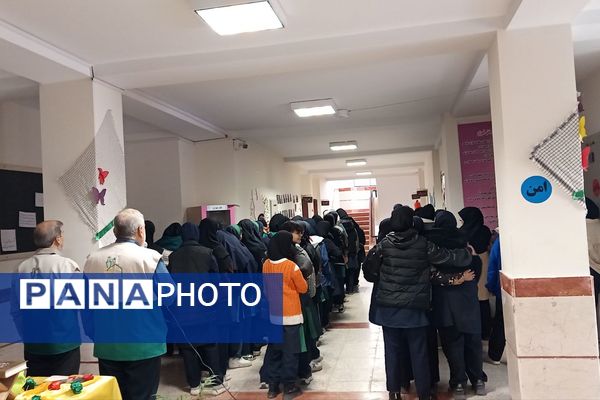 جشن روز مادر و ولادت حضرت زهرا(س) در دبیرستان کریمی شیرازی‌ها با حال‌وهوای چهارشنبه‌های امام‌رضایی