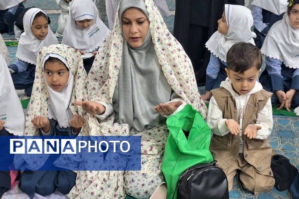 طرح نورانی «هم سجاده با مادر» در دبستان حکمت نبوی ناحیه دو شهرری 