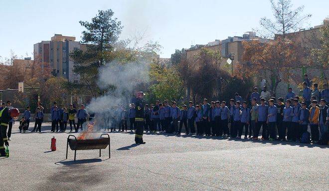 نواخته شدن زنگ پدافند غیرعامل در دبیرستان شهید خرازی اصفهان