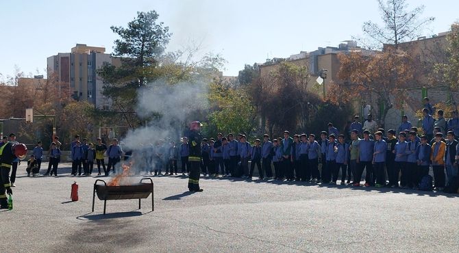 نواخته شدن زنگ پدافند غیرعامل در دبیرستان شهید خرازی اصفهان