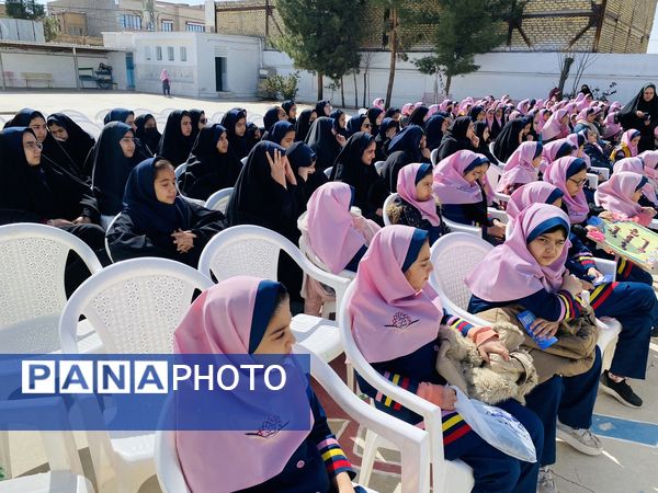 نواختن زنگ جشن نیکوکاری در دبستان زینب قهرمانی مه ولات