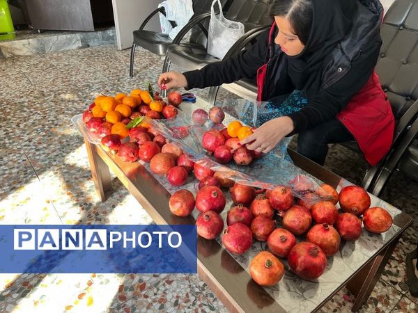 اهدای پک‌های شب یلدا به دانش‌آموزان کم برخوردار دبستان المهدی ناحیه یک کرج