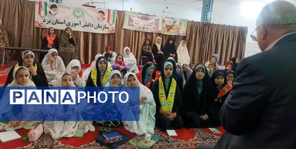 لحظاتی شاد از اعتکاف دانش‌آموزی با حضور نویسندگان و فرهیختگان یزد 