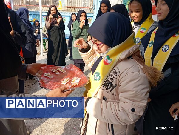 جشن تقدیر پیشتازان برگزیده پویش بوسه بر دستان مادر در دبیرستان دخترانه انقلاب اسلامی 