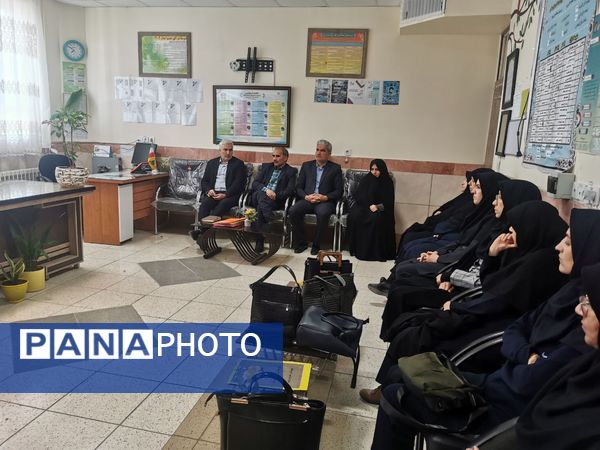 بازدید معاون آموزش متوسطه خراسان رضوی از کارگاه کامپیوتر دبیرستان زینب کاشمر
